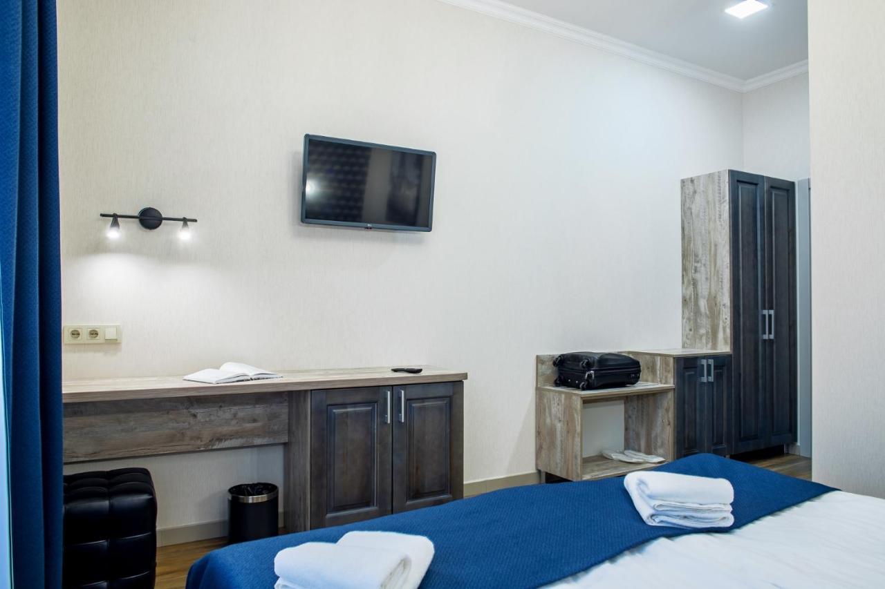 Mini Hotel Barvy Lvova On Horodotska St. Buitenkant foto