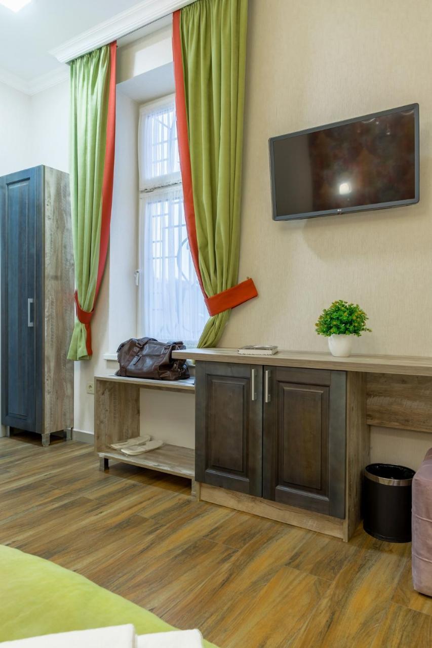 Mini Hotel Barvy Lvova On Horodotska St. Buitenkant foto